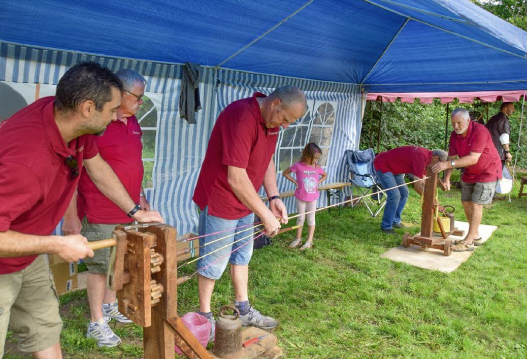 Die Reepschl&auml;ger drehen ein Seil