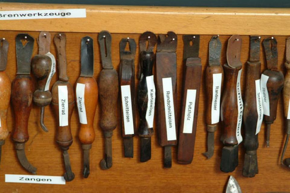Schuhmacherwerkzeug: Mit diesem Werkzeug wurde das Leder für die Herstellung von Schuhen geschnitten und bearbeitet. 