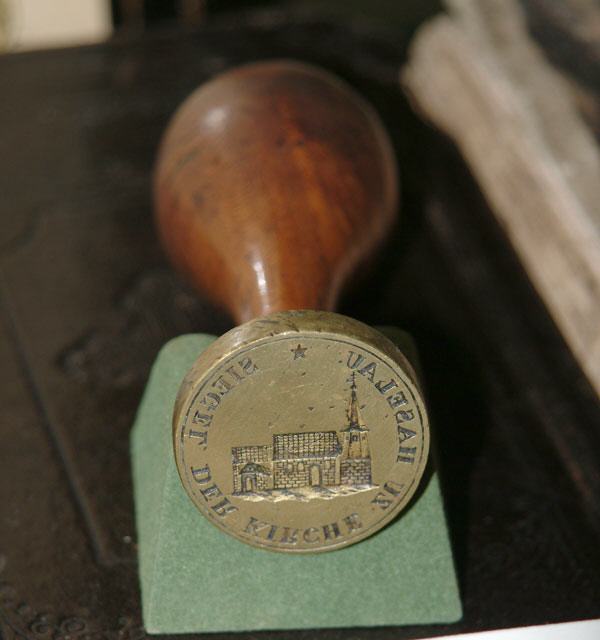 Siegel der Kirchengemeinde Haselau: Wichtige Dokumente wurden mit Siegellack verschlossen und erhielten darüber hinaus auch einen Siegelstempel, der jedermann zeigte, dass es sich um ein wichtiges Originaldokument handelte. 
