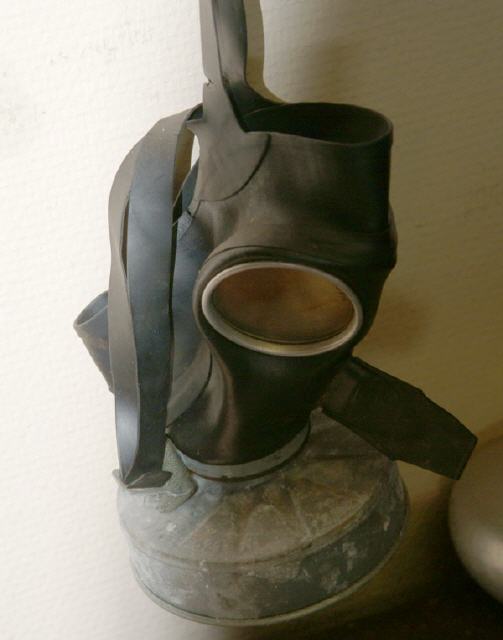 Gasmaske: Nach den leidvollen Erfahrungen aus dem 1. Weltkrieg gab es die "Volksgasmaske", sie sollte die Bevölkerung und die Soldaten vor einem Gasangriff schützen. Glücklicherweise kam es nicht zu nennenswerten kriegerischen Gasangriffen. 